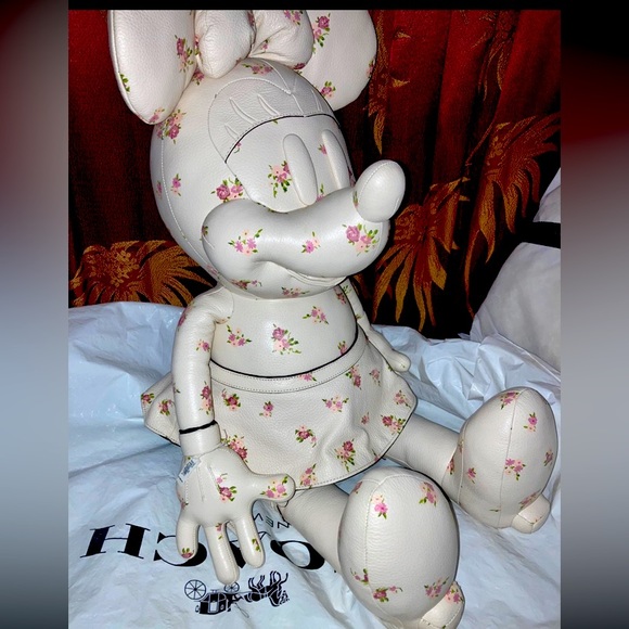 LIMITED EDITION Coach & Disney Minnie Mouse XL leather Collectors Doll. - Picture 7 of 7